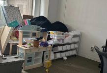 Фотографії: ось купи використаної постільної білизни та дитячих ігрових наборів, залишених біля старих офісів ДОЖА