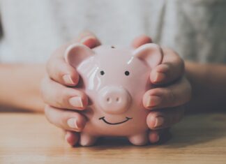 Американцы Задыхаются в Долгах: Почти Две Трети Испытывают Финансовый Стресс