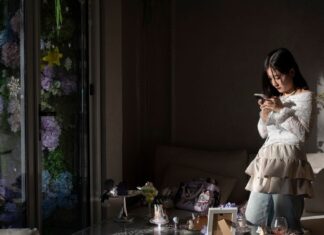 Бум бойфрендів зі штучним інтелектом у Китаї: коли цифровий роман стає справжнім