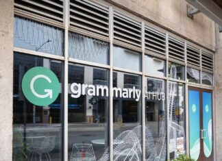 Grammarly Тепер Пропонує AI ‘Експертні’ Відгуки – Навіть від Авторів, Яких Вже Немає в Живих