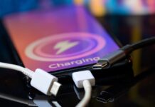 Зарядка Смартфону: Розвінчання Міфів про Нічний Заряд та Оптимізація Здоров’я Батареї