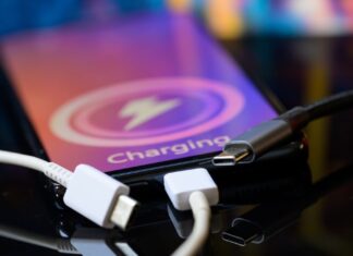 Зарядка Смартфону: Розвінчання Міфів про Нічний Заряд та Оптимізація Здоров’я Батареї