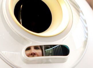 Доказ людяності: World розширює біометричну верифікацію на Tinder та інші платформи