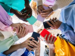 Spojené království chce po půlnoci vypnout sociální média pro teenagery